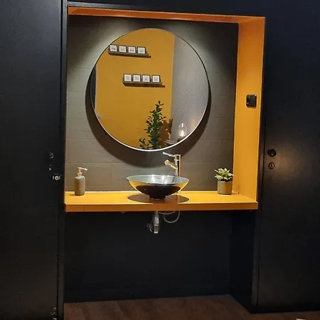 Aan De Burgwal ホームステイ エンクホイゼン